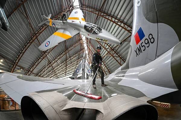 Daring Dustbusters take off on 100ft spring cleaning mission! - RAF Museum