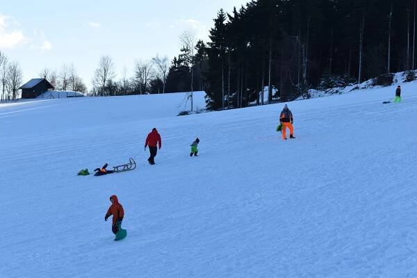 Sníh kam jen oko dohlédne. Harusák zaplnily davy lyžařů. Podívejte se