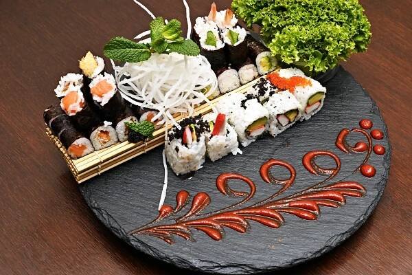 Sushi menu na Novém Městě: 24–57 rolek, saláty, závitky i kuřecí špízy