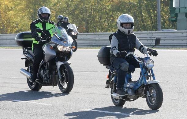 OBRAZEM: Na okruh vyjelo 2732 motorek. Nejrychlejší kolo zajel vozíčkář Šembera