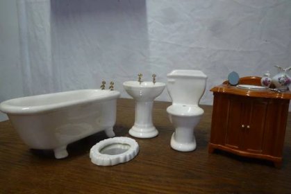Luxusní koupelna pro panenky porcelánový záchod vana zrcadlo skříň