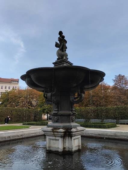 Fotografie - Kašna ve Valdštejnské zahradě s Amorem a Venuší - 23.10.2023