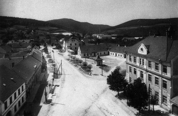 Veverská Bítýška, pohled z kostela na západní část náměstí; před rokem 1932 (sbírka Jiřího Fiedlera).