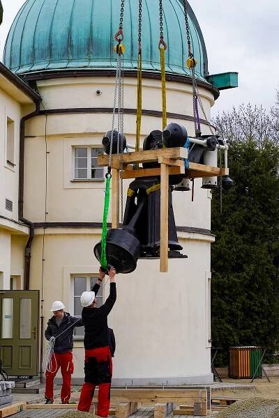 OBRAZEM: Obří dalekohled odjel do Německa na opravu. Pryč bude zhruba rok