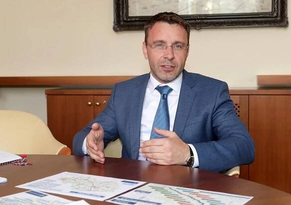 Zdražit dálniční známku na 2000 korun poslanci odmítli. „Nefér vůči řidičům,“ říkal ministr