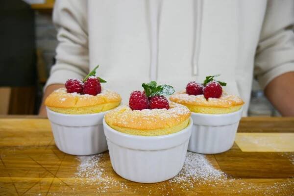Citrónové soufflé s malinami
