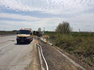 Dopravu na D1 na Benešovsku zastavila nehoda kamionu. Vytékala z něj kyselina