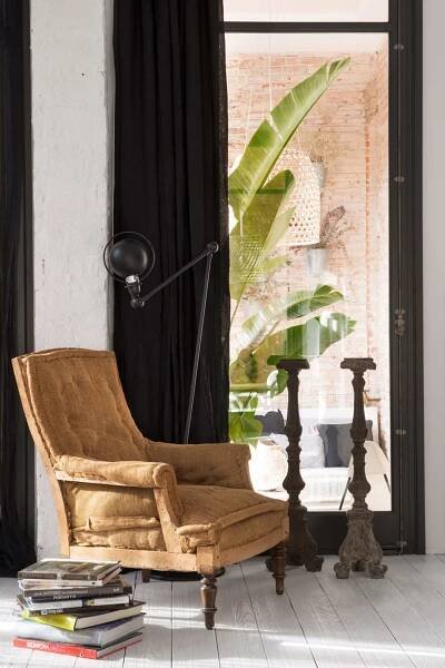 est-living-barcelona-loft-serrat-tort-architects-armchair