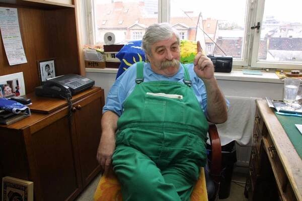 Július Satinský ve své pracovně.