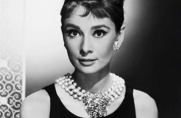 Audrey Hepburnová oblečená v šatech z filmu Snídaně u Tiffanyho (1961)