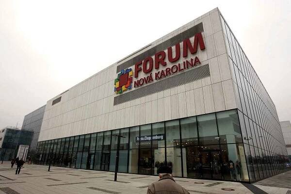 Rok od svého otevření slaví v těchto dnech obchodní a zábavní centrum Forum Nová Karolina v centru Ostravy. Hotovy už jsou i kancelářská budova a první bytové domy na území po bývalé koksovně.