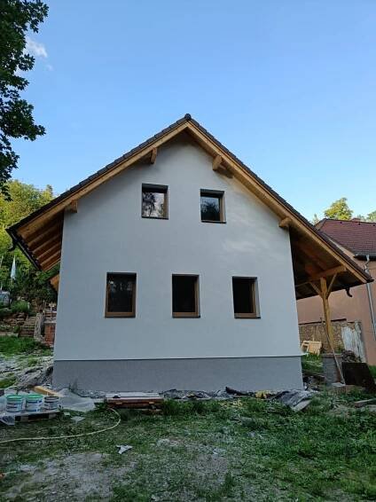 bílá fasáda