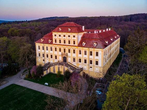 Chlouba Jirkova prokoukne, Červený Hrádek získá novou fasádu. Barva bude okrová