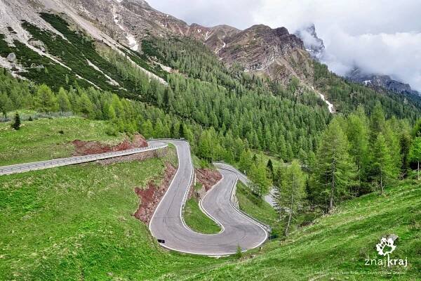 Serpentyny na zjeździe z Passo Rolle