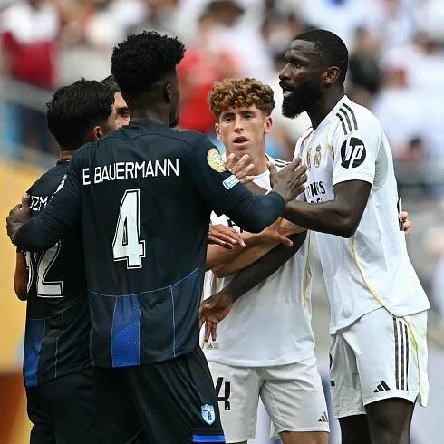 Der deutsche Verteidiger Antonio Rüdiger (R) von Real Madrid (Nr. 22) streitet sich mit dem brasilianischen Schiedsrichter Ramon Abatti (L) während des Fußballspiels der Gruppe H der FIFA Klub-Weltmeisterschaft 2025 zwischen Real Madrid (Spanien) und Pachuca (Mexiko) im Bank of America Stadium in Charlotte am 22. Juni 2025. 