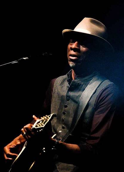 V pražském Divadle Archa vystoupil 9. května americký bluesový zpěvák a kytarista Keb’ Mo’, pětinásobný držitel Grammy a jeden z největších bluesových písničkářů současnosti.