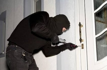 Zabezpečení bytu v době dovolených – jak nelákat zloděje aneb opatrnosti není nikdy dost