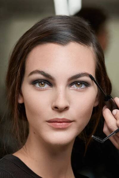 Líčení pod roušku: Jarní make-up, který můžete nosit už teď