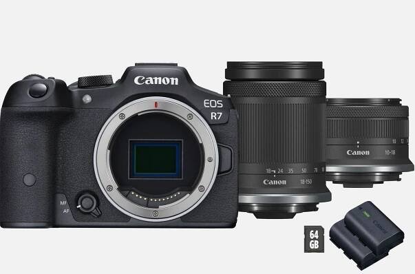 Canon EOS R7 spiegellose Kamera (Gehäuse) + RF-S 18-150mm F3.5-6.3 IS STM Objektiv + RF-S 10-18mm F4.5-6.3 IS STM Objektiv Produkte Ansicht des Gehäuses von vorne mit Objektiven und Speicherkarte