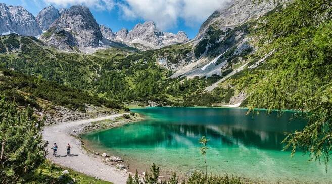Mountainbiking at the lake Seebensee | © Tiroler Zugspitz Arena