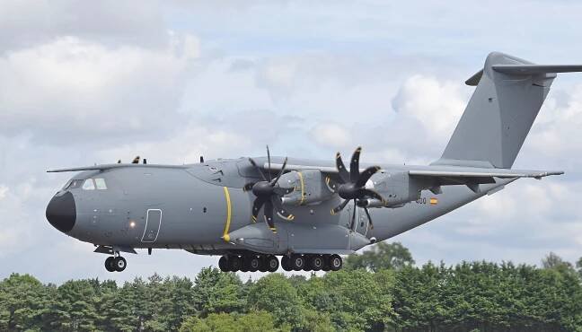 Soubor:Airbus A400M Atlas of the Spanish Air Force (code EC-400) arrives RIAT Fairford 18July2019 arp.jpg – Wikipedie