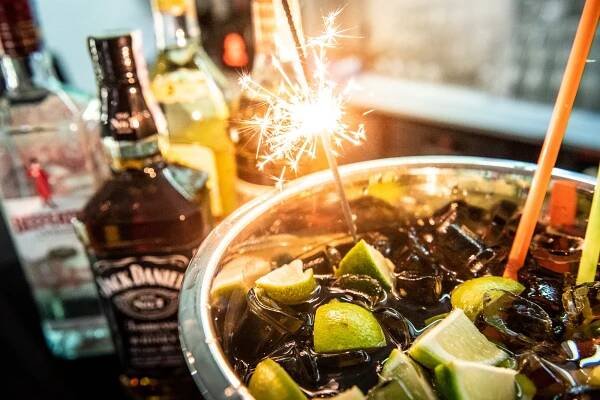 Maxi drink: Cuba Libre, Mojito, Beefeater s tonicem i Cpt. Morgan s colou