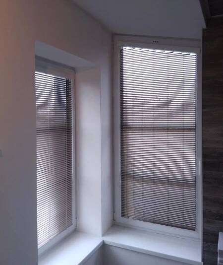 Horizontální šikmá žaluzie na plastové okno