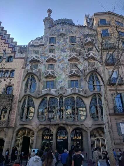 Poď a vychutnaj si atmosféru Gaudího Barcelony. | Refresher blog