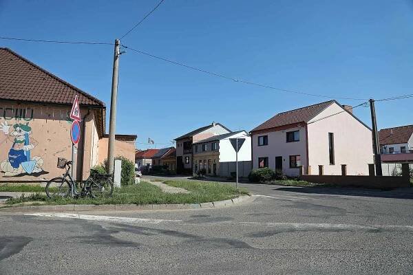 Tornádo: srovnání po roce v obci Moravská Nová Ves.