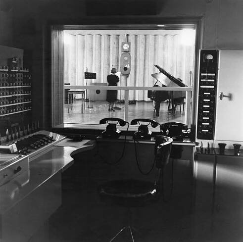 File:Control room and radio studio in Fabianinkatu headquarters of Yleisradio, ca 1938.jpg - Wikimedia Commons