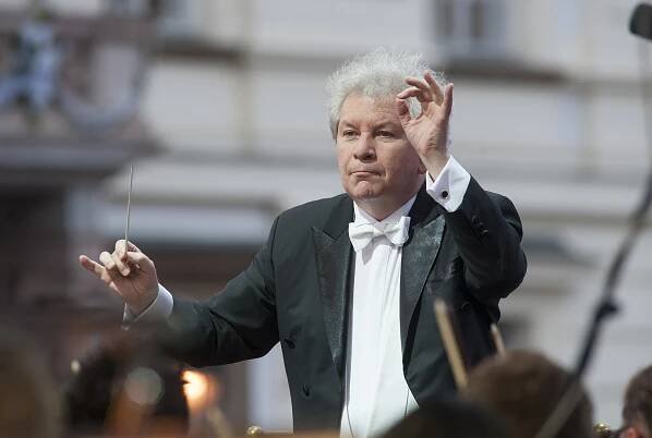Koncert České filharmonie pro Bělohlávka zakončily slzy na jevišti i v hledišti