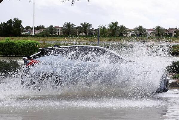 Foto: Povodně v pouštní Dubaji. Silnice se proměnily v řeky, letiště je ochromené