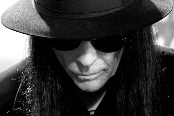 Odešel Mick Mars z MÖTLEY CRÜE proto, že kapela hraje na playback?