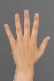 Význam tetování na prstu pro tetování teček může být jednoduchým a minimalistickým způsobem, jak zdůraznit krásu a jedinečnost prstu, nebo také může být použito jako způsob značení důležitých milníků v životě jedince.