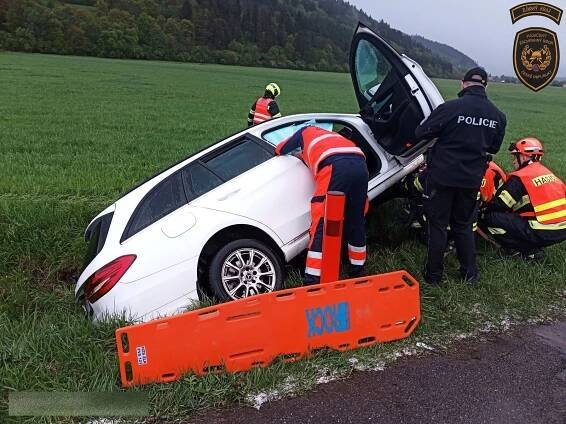 Mercedes sjel do pole a zraněný řidič zůstal zaklíněný v autě