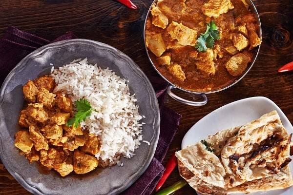 Indické kari jídlo s misce balti — Stock obrázek