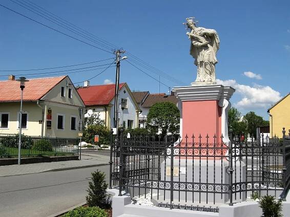 Soubor:Velké Hoštice, sv. Jan Nepomucký.jpg