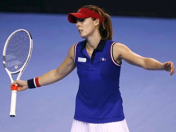 Alizé Cornetová ve finále Fed Cupu proti České republice.