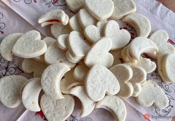 Základní babiččin recept na nejlepší linecké pečivo. Stačí přidat náplň podle chuti, ozdobit a je hotovo.