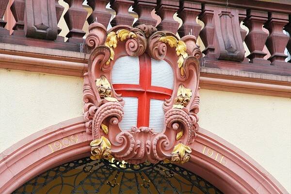 Steinmetzkunst mit dem Wappen von Freiburg im Breisgau