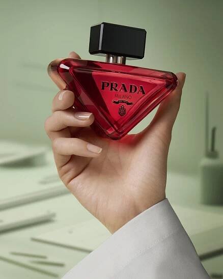 Vône Prada Paradoxe vyjadrujú niečo neočakávané, úplne v kreatívnom a inovatívnom duchu značky Prada