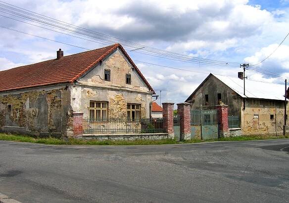 File:Bělušice, Old Farm.jpg