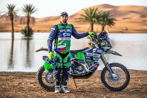 Adam Peschel z týmu FESH FESH před startem na Rally du Maroc - ČSAD
