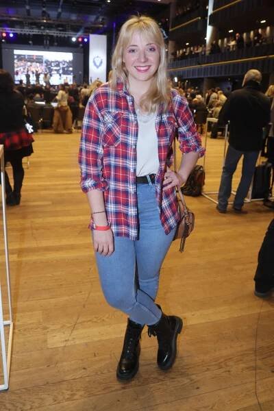 FOTO: Anna Slováčková podporuje Petra Pavla, což je zřejmé i z jejího outfitu. – stránka 108