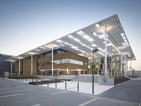 Vymýšlel londýnskou „Okurku“, teď staví v Praze: Stvořil tu i moderní laserové centrum