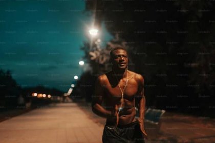 Pohledný svalnatý shirtless africké mužské běžec běží na ulici v noci. Nepřestávej, když jste unavení, zastaví vás udělal. — Stock obrázek