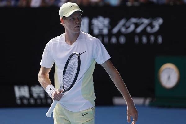 Obhájce Sinner postoupil v Melbourne do čtvrtfinále, předloňská finalistka Rybakinová dohrála