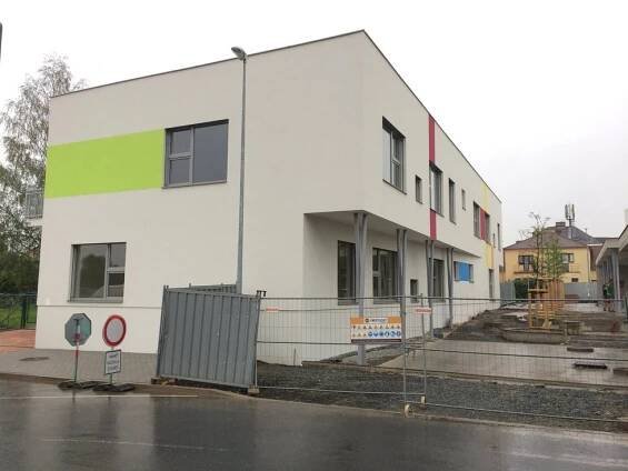 Nová školka v Dolních Chabrech je hotová. Děti se do ní podívají v září