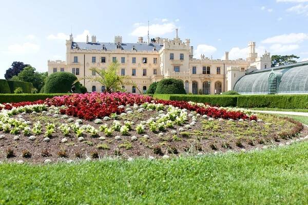 Turisté mířili do zahrad místo komnat. Památkáři: Ztráty budou větší než loni