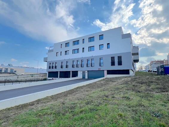 Pronájem garážového stání - Rezidence Kosmákova, Znojmo - Znojmo